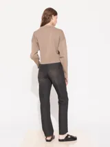 Pantalón de jean de corte recto color marrón con efecto desgastado.