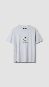 Camiseta gris de manga corta con cuello redondo y estampado de un surfista y el logo de Blue Banana.