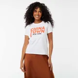 Camiseta blanca de algodón con estampado naranja con la frase "China Town New York".