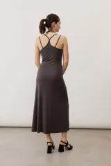 Vestido largo color verde suave, sin mangas, con escote redondo y silueta al cuerpo que se ensancha levemente hacia el dobladillo.