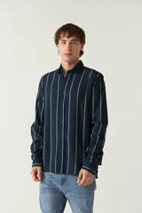 Camisa azul marino a rayas verticales blancas, de manga larga y fit regular.