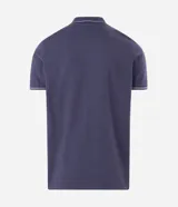 Remera polo masculina de tejido piqué marrón con textura, cuello y ribetes de mangas en tono contrastante, cierre frontal de dos botones y un bolsillo aplicado en el pecho.