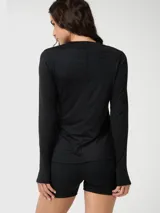 Remera térmica deportiva manga larga color negro, de cuello redondo y calce ajustado. Cuenta con tecnología Aircool de secado rápido y orificios para el pulgar en los puños.