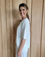 Remera de tejido de punto color lila, con escote en V y mangas cortas.