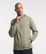 Campera deportiva color verde oliva, confeccionada en poliéster, con cuello alto, capucha, cierre frontal con cremallera, bolsillos laterales y puños ajustados con elástico.