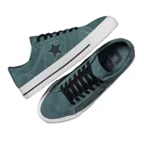 Championes Converse One Star Pro Ox de gamuza color azul petróleo con estrella negra en el lateral, suela blanca y cordones negros.