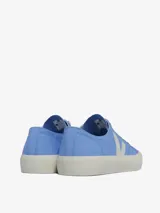 Zapatillas Veja Wata II Low de lona color celeste con logo en blanco y suela de goma color crema.