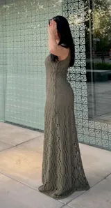 Vestido largo sin mangas de corte ajustado, confeccionado en tejido calado con diseño geométrico en color verde militar.