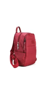 Mochila capitoneada color verde oscuro de nylon, con apertura superior con cierre y tiradores metálicos, bolsillos internos, bolsillo con cierre metálico al frente, correa corta de mano y correas de galón regulables para colgar en la espalda.