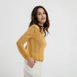 Sweater mostaza de punto calado con cuello alto y mangas largas.