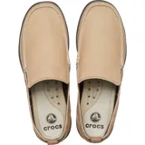 Mocasín Crocs modelo Walu Syn de estilo náutico, confeccionado en lona azul con detalles en color marrón. Presenta suela de material Croslite flexible y diseño slip-on con ojales decorativos laterales.
