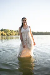 Vestido largo estilo solera color blanco, con breteles anchos, escote en V y volados desflecados.