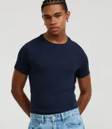 Remera de corte muscle, manga corta y cuello redondo, confeccionada en tejido de media malla. Diseño liso sin estampados.