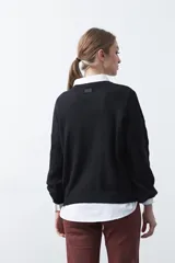 Sweater negro de tejido tramado con relieve, de calce cómodo y cuello redondo.