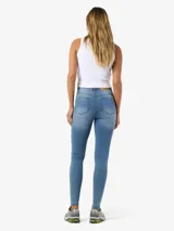 Jean skinny de tiro alto confeccionado en denim elástico con diseño clásico de cinco bolsillos.