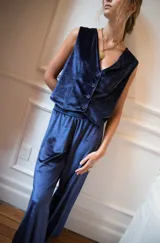 Pantalón tipo palazzo de terciopelo azul, con cintura elastizada y corte holgado.