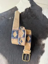 Cinto de cuero marrón claro con detalles bordados geométricos en tonos azul, rojo y beige, hebilla metálica de bronce y puntera forrada en cuero.