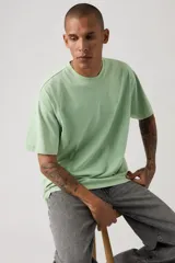 Remera de manga corta Levis modelo Red Tab Vintage Tee, color verde claro con pequeño logo bordado a tono en el pecho.