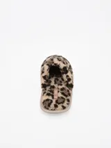 Pantuflas cerradas con estampado animal print tipo leopardo en tonos marrones y negros, con suela acolchada.