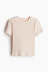 Remera corta de manga corta y cuello redondo, confeccionada en tejido de punto acanalado.