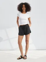 Short de tela liviana con textura arrugada, color negro, con cintura elástica y cordón ajustable.