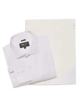 Camisa de vestir RKF de corte regular, color blanco con finas rayas verticales rosadas. Presenta cuello italiano, cierre frontal con botones, bolsillo en el pecho con logo bordado y puños con botones.