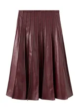 Falda midi plisada de cuero sintético en color bordó, con diseño de talle alto y corte recto.