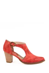 Zapatos de cuero rojo estilo guillermina, con taco alto ancho símil madera, puntera redondeada, costuras visibles en el borde de la suela y tira lateral con hebilla metálica dorada.