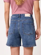 Short de denim elastizado de tiro alto, color beige, con bolsillos delanteros y traseros, y cierre frontal con botón y cremallera.