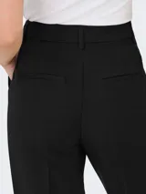 Pantalón sastrero negro de tiro alto con diseño de corte recto y trabillas para cinturón.
