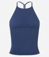 Top corto ajustado color marrón oscuro, confeccionado en microfibra, con escote halter y tirantes finos que se unen en la espalda.