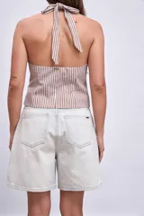 Bermuda de jean celeste claro, de corte recto y tiro alto.