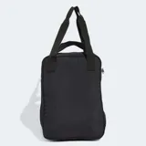 Mochila Adidas negra con logo de la marca en relieve. Tiene doble asa de mano y correas ajustables para los hombros. Cuenta con un compartimento principal con cierre y un bolsillo frontal con cierre.