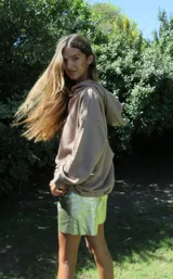 Sweater beige con capucha y espalda descubierta.