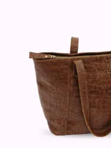 Bolso tote de cuero color suela con textura tipo cocodrilo, doble asa de hombro y cierre superior. Incluye bolsillo interior y llavero.