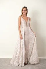 Vestido largo de tul color champagne, bordado en hilo de seda y canutillos al tono, con escote en V y sobrefalda.