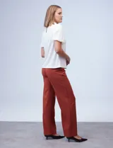 Blusa de cuello alto con torso en tejido crepe liso y mangas cortas abullonadas confeccionadas en encaje floral. Presenta un diseño elegante y versátil.