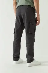 Pantalón cargo para hombre color gris oscuro, de corte recto, con múltiples bolsillos y logo metálico.