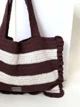 Bolso tipo tote tejido a crochet con hilo de algodón color marrón y crudo, con diseño a rayas horizontales y volados en los bordes.