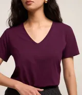 Remera básica celeste de media malla, con escote en V y mangas cortas.