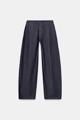 Jeans de tiro alto de la colección ZW de Zara, en color azul oscuro, con bolsillos delanteros, raya planchada en el delantero y cierre con cremallera y gancho metálico.