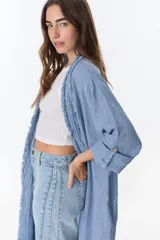 Kimono largo de lino color bordó, con flecos decorativos en los bordes frontales y mangas 3/4.