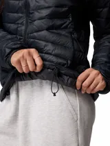 Campera puffer Columbia modelo Powder Pass, color negro, con cierre frontal, cuello alto y diseño acolchado horizontal. Cuenta con tecnología Omni-Shield resistente al agua y aislamiento térmico Thermarator.