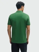 Polo de manga corta color verde menta, confeccionado en piqué de algodón, con cuello y tapeta de tres botones. Presenta un logo bordado tono sobre tono en el pecho.