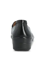 Zapato tipo slip-on de cuero liso color negro, con diseño de calce fácil, plantilla con relieves para ventilación y suela de caucho termoplástico con taco bajo.