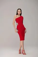 Vestido midi rojo de un solo hombro con manga larga, silueta ajustada y abertura lateral en la cintura adornada con un detalle brillante cuadrado.