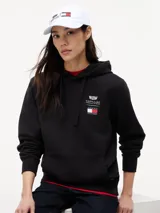 Gorra de béisbol blanca de seis paneles, confeccionada en algodón. Presenta bordados frontales con los logotipos de Cadillac Formula 1 Team y Tommy Hilfiger. Incluye ojales de ventilación, botón superior y hebilla metálica de ajuste en la parte trasera.