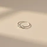 Anillo minimalista de plata 925 con diseño de símbolo de infinito en la parte superior.
