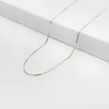 Cadena de estilo veneciano fabricada en plata 925, con eslabones cuadrados entrelazados que forman una estructura sólida y elegante.