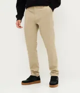 Pantalón masculino de corte skinny confeccionado en sarga de algodón con elastano. Presenta cierre frontal con botón y cremallera, cintura con trabillas y bolsillos laterales y traseros.